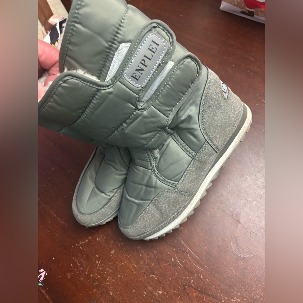 Enplei size 41 warm ski boots outside faux fur sage green womans size 10 men 8